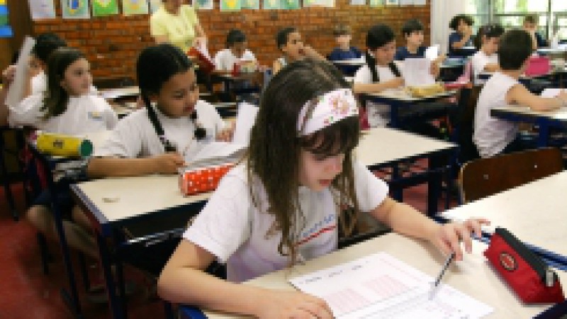 A Secretaria Estadual da Educa&ccedil;&atilde;o&nbsp;realiza a partir desta ter&ccedil;a-feira (2) a aplica&ccedil;&atilde;o das provas do Sistema de Avalia&ccedil;&atilde;o do Rendimento Escolar do Rio Grande do Sul (Saers). Cerca de 300 mil estudantes da rede&nbsp;estadual devem participar da avalia&ccedil;&atilde;o neste