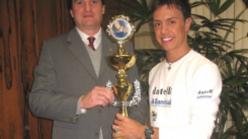 O vice-presidente do Banrisul, Rubens Bordini, recebeu nesta quinta-feira (19), na sede do Banco, o atleta Marcel Stürmer, campeão da Copa do Mundo de Patinação. Na ocasião, Stürmer agradeceu o apoio da instituição, iniciativa que vem impulsionando sua