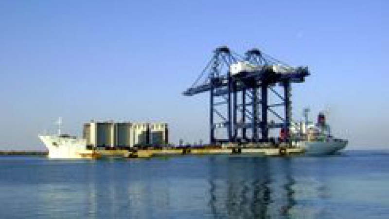 O navio Zhen Hua 19, respons&aacute;vel pelo transporte do porta-batel (comportas do dique seco), que aguardava desde o dia 26 de maio fora da Barra do Rio Grande, acessou a &aacute;rea do Porto Organizado por volta das 15h, desta sexta-feira (13), atracando no Porto