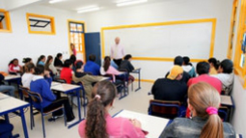 Os estudantes gaúchos atingiram média de 45,06 pontos na prova objetiva e 62,57 na redação no Exame Nacional do Ensino Médio (Enem 2008), deixando o Rio Grande do Sul em primeiro lugar diante dos demais Estados da Federação. Os alunos superaram a média