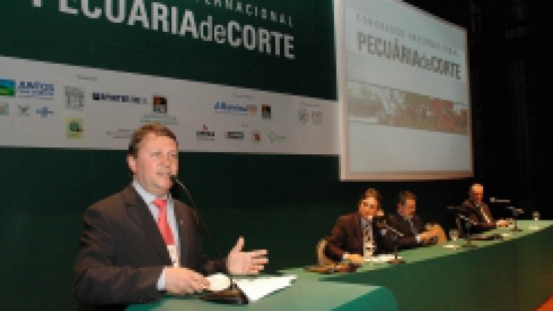 Foi aberto nesta quinta-feira (20), em Porto Alegre, o 1º Congresso Internacional de Pecuária de Corte. O encontro segue até sexta-feira (21), no Teatro do CIEE. Pela manhã, os debates focaram a crise econômica mundial e seus efeitos na