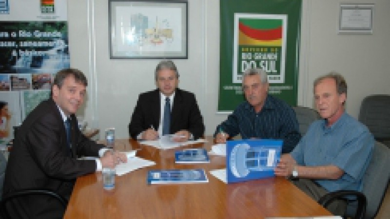 Os prefeitos de Frederico Westphalen, Luiz Carlos Tefanello, e de Fortaleza dos Valos, Osvaldo Rubin Facco, assinaram na manhã desta terça-feira (18), com o secretário de Habitação, Saneamento e Desenvolvimento Urbano (Sehadur), Marco Alba, e o