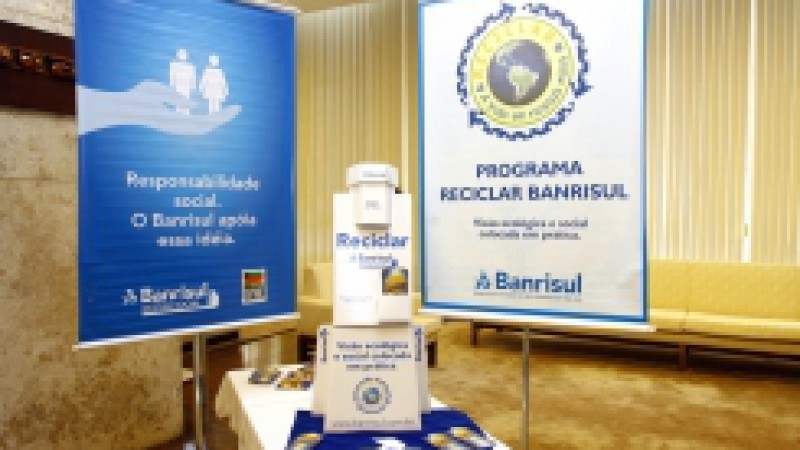 O Banrisul lançou nesta terça-feira (18), na sede da instituição, em Porto Alegre, o Projeto Coletor de Pilhas Reciclar, que fará a coleta de pilhas e encaminhará o material para a reciclagem. Na primeira fase da iniciativa, a comunidade da Capital
