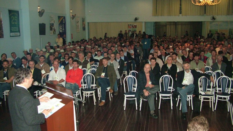 O aumento de área de 12% em trigo no Rio Grande do Sul e de 17% no Paraná, principais Estados produtores do cereal, mostra a aposta do produtor brasileiro no investimento em trigo. As tendências do mercado mundial, a evolução no preço dos insumos e as