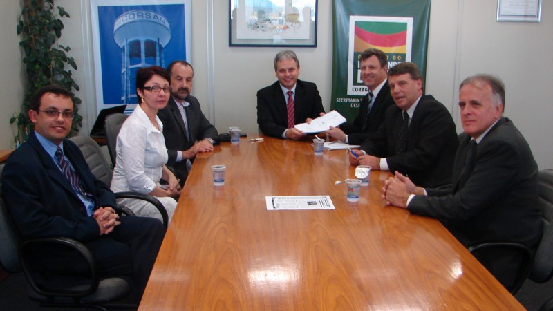 O Estado e a prefeitura de Farroupilha assinaram, nesta ter&ccedil;a-feira (25), conv&ecirc;nio para obras de saneamento no munic&iacute;pio. O acordo foi firmado por interm&eacute;dio da Secretaria de Habita&ccedil;&atilde;o, Saneamento e Desenvolvimento Urbano. Participa tamb&eacute;m a Ag&ecirc;ncia