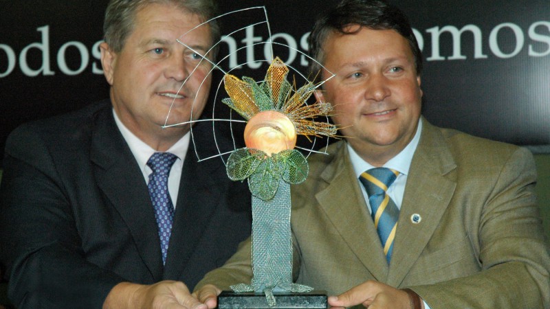 O presidente da Emater/RS, Mário Augusto Ribas do Nascimento, recebeu nesta quinta-feira (13) o prêmio Semente de Ouro, entregue à Emater/RS-Ascar pelos importantes serviços prestados à comunidade de Não-Me-Toque. A solenidade foi realizada no Salão de