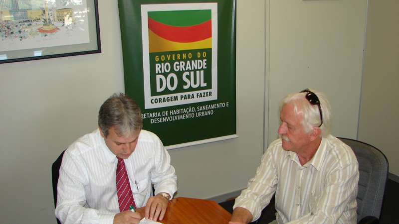Numa parceria entre os governos estadual e federal e a prefeitura de Pouso Novo, no Vale do Taquari, serão construídas 300 moradias, sendo 75% delas (225) na área rural e as restantes na área urbana (75), projeto orçado em R$ 3,1 milhões.     As