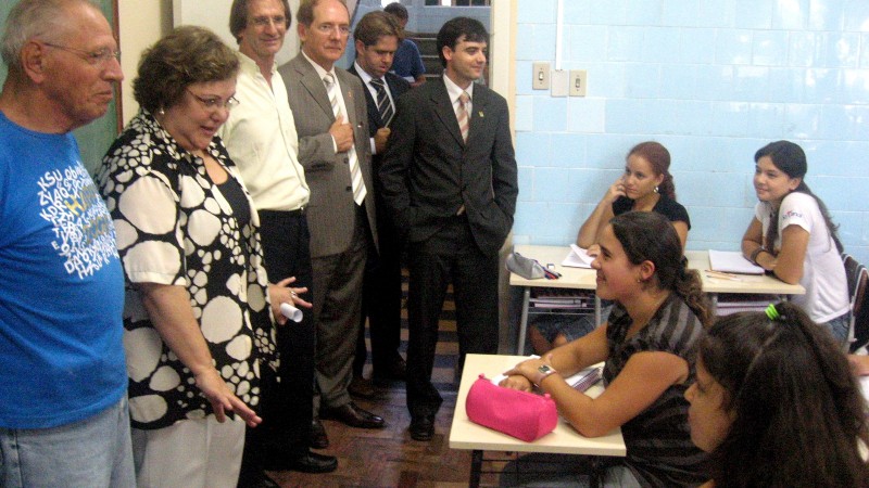 Dando continuidade às atividades da Semana de Volta às Aulas, a secretária da Educação visitou na tarde desta quarta-feira (5), o Colégio Estadual Marechal Rondon, de Canoas, com 1,6 mil alunos. Acompanhada pelo secretário de Educação de Santa Catarina,