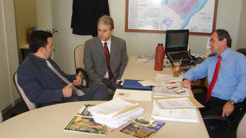 Para melhorar o relacionamento entre câmaras municipais de vereadores e a Secretaria de Habitação, Saneamento e Desenvolvimento Urbano, o presidente em exercício da União dos Vereadores do Rio Grande do Sul (Uvergs), vereador Antônio Baccarin, de