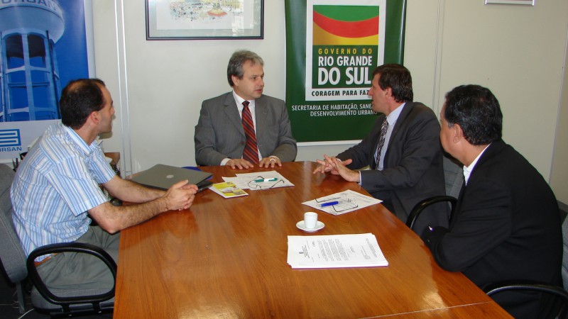 A prefeitura de Tapejara solicitou hoje pela manhã ao Governo do Estado, por intermédio da Secretaria de Habitação, Saneamento e Desenvolvimento Urbano, a contrapartida para a construção de 50 casas nos bairros de São Cristovão, São Paulo e Treze de