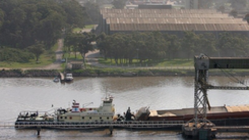 Nesta terça-feira (4) pela manhã, iniciou a dragagem de manutenção do calado de 31 pés junto ao cais do Porto Novo de Rio Grande. Os trabalhos que prevêem a retirada de 80 mil metros cúbicos de sedimentos possuem autorização do Instituto Brasileiro do