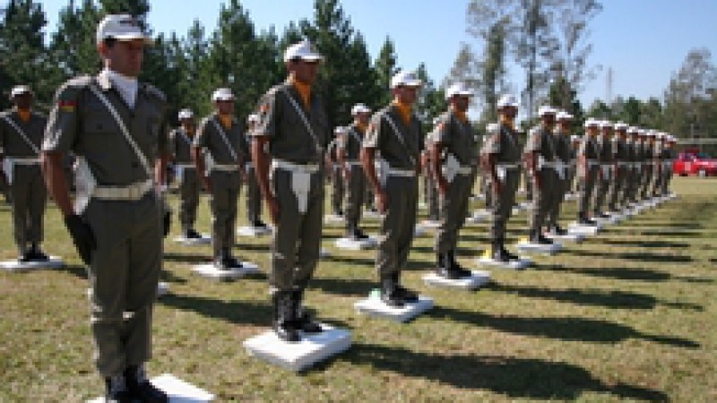 Nesta sexta-feira (18), na sede do 28&ordm; Batalh&atilde;o de Pol&iacute;cia Militar, em Charqueadas, foi realizada a formatura do Curso B&aacute;sico de Forma&ccedil;&atilde;o Policial Militar. Estiveram presentes o prefeito de Charqueadas, Jaime Guedes da Silveira; o deputado estadual e