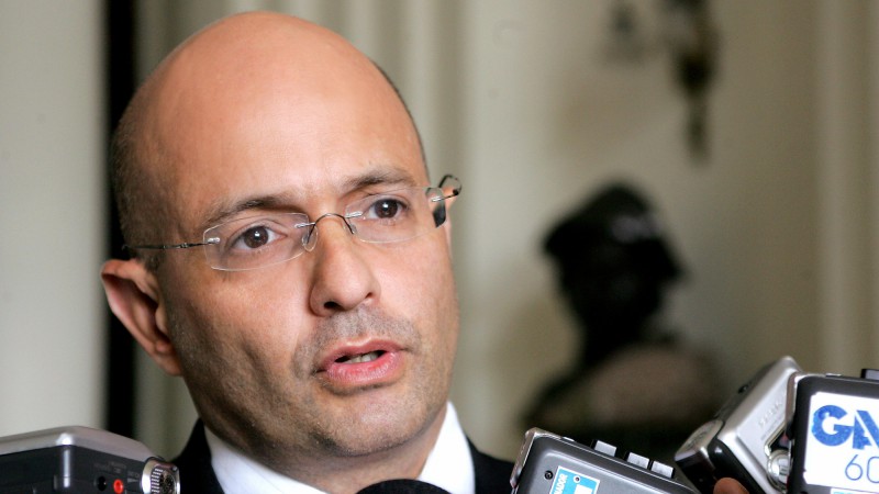 Para tornar mais transparente a relação com os municípios, a Secretaria da Fazenda está informando em seu site (www.sefaz.rs.gov.br) os repasses mensais de ICMS e de IPVA, e os créditos a que as prefeituras têm direito. Também foi criado um cadastro de