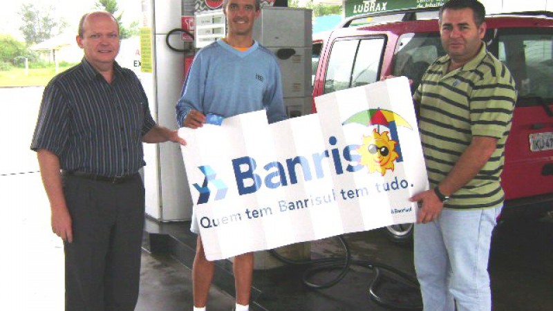 O Banrisul está realizando uma ação especial para premiar os motoristas de automóvel que utilizam o Banricompras em postos de combustíveis nos litorais Norte e Sul do Estado e em Santa Catarina. Ao abastecer o veículo e pagar com o Banricompras, o