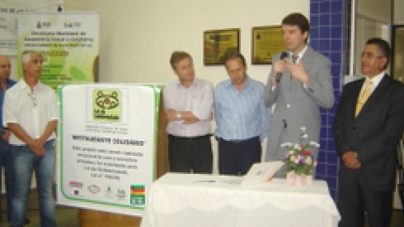 O secretário da Justiça e do Desenvolvimento Social, Fernando Schüler, firmou parceria com a Associação Canoense de Deficientes Físicos (ACADEF) e a prefeitura de Canoas para dar continuidade à execução do Programa de Restaurantes Populares no município.