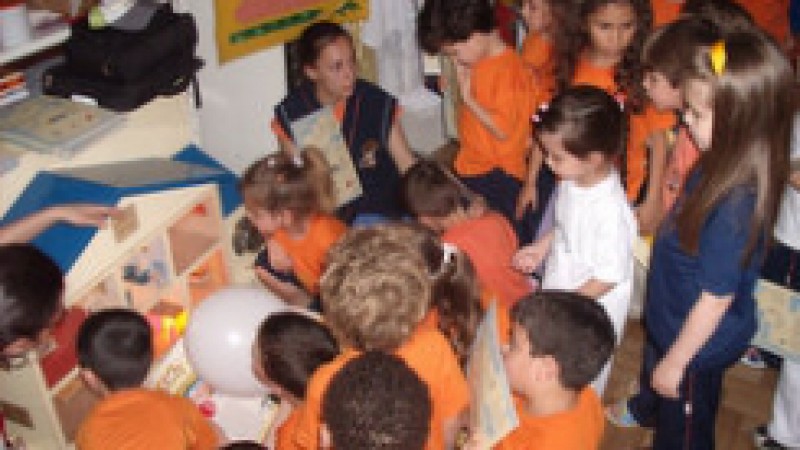 A oficina educativa da 3&ordf; Semana Nacional de Seguran&ccedil;a com Energia El&eacute;trica na Escola de Educa&ccedil;&atilde;o Infantil Ternurinha, em Pelotas, nesta quinta-feira (6), uniu conhecimento e divers&atilde;o para a crian&ccedil;ada de um a seis anos. J&aacute; na chegada, os pequenos ficaram