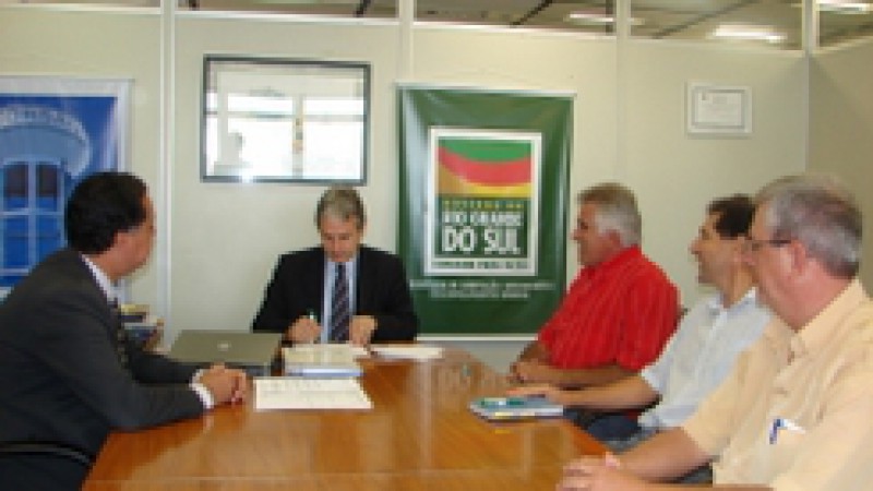 O Governo do Estado e a prefeitura de Capão da Canoa assinaram um Termo de Cooperação Técnica que prevê assessoramento técnico do Estado aos projetos arquitetônicos e de engenharia e no acompanhamento de construção de unidades habitacionais para famílias