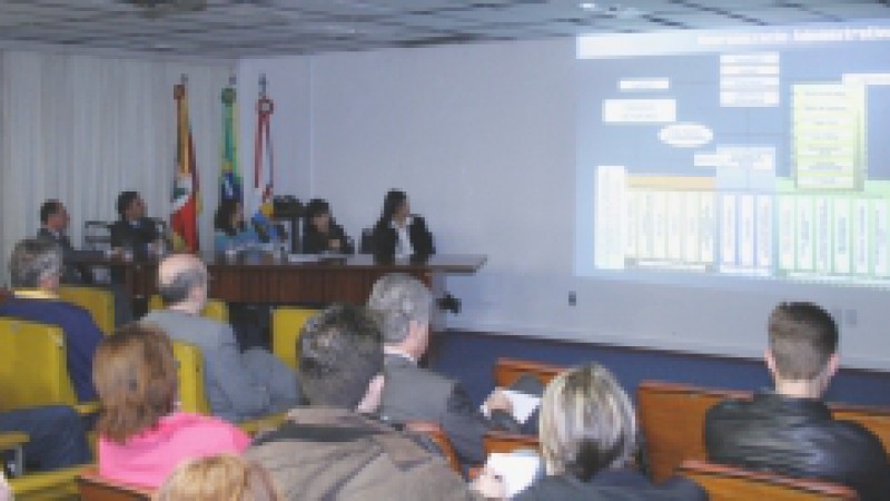 O novo modelo de gestão da Secretaria da Administração e dos Recursos Humanos foi apresentado pela secretária Maria Leonor Luz Carpes, aos diretores de departamentos, diretores adjuntos e chefias da Secretaria. A caminhada rumo ao ajuste e modernização