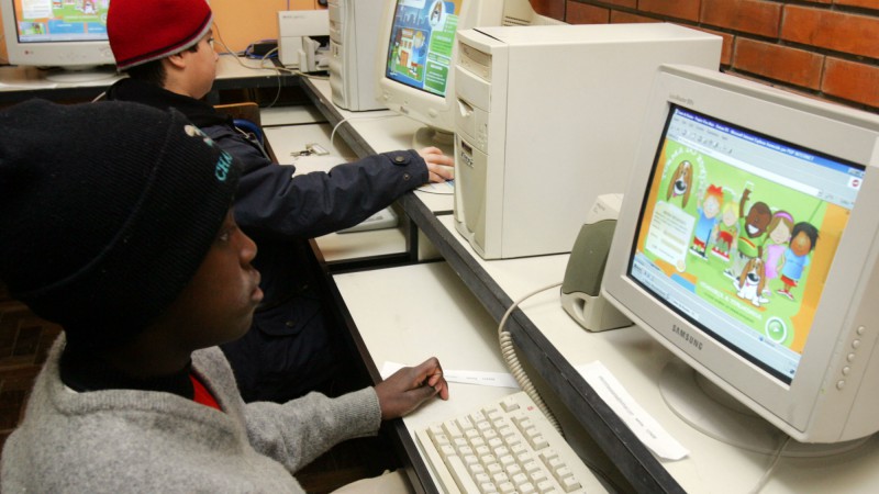Escolas da rede estadual come&ccedil;am a receber nesta quinta-feira (8) novos computadores como parte da conclus&atilde;o da primeira etapa do projeto Sala de Aula Digital e do processo de informatiza&ccedil;&atilde;o da gest&atilde;o escolar.