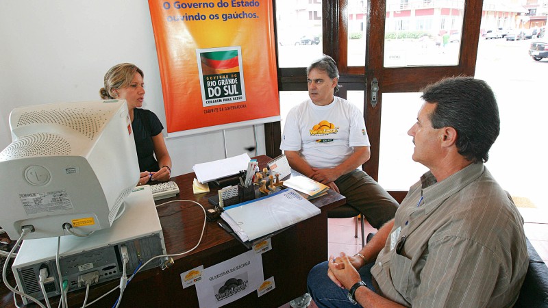 Na tarde dessa sexta-feira (9), a Casa Amarela do Governo do Estado, localizada no complexo do Verão Legal RS 2009, em Capão da Canoa, recebeu a visita do engenheiro da Corsan Edson Helfenstein(D), para que fossem encaminhadas as respostas a dúvidas de