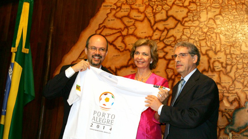 Governadora Yeda Crusius, o Ministro do Turismo, Luiz Eduardo Barreto Filho e o prefeito de Porto Alegre, José Fogaça(d) durante reunião do Comitê Executivo Copa RS 2014.