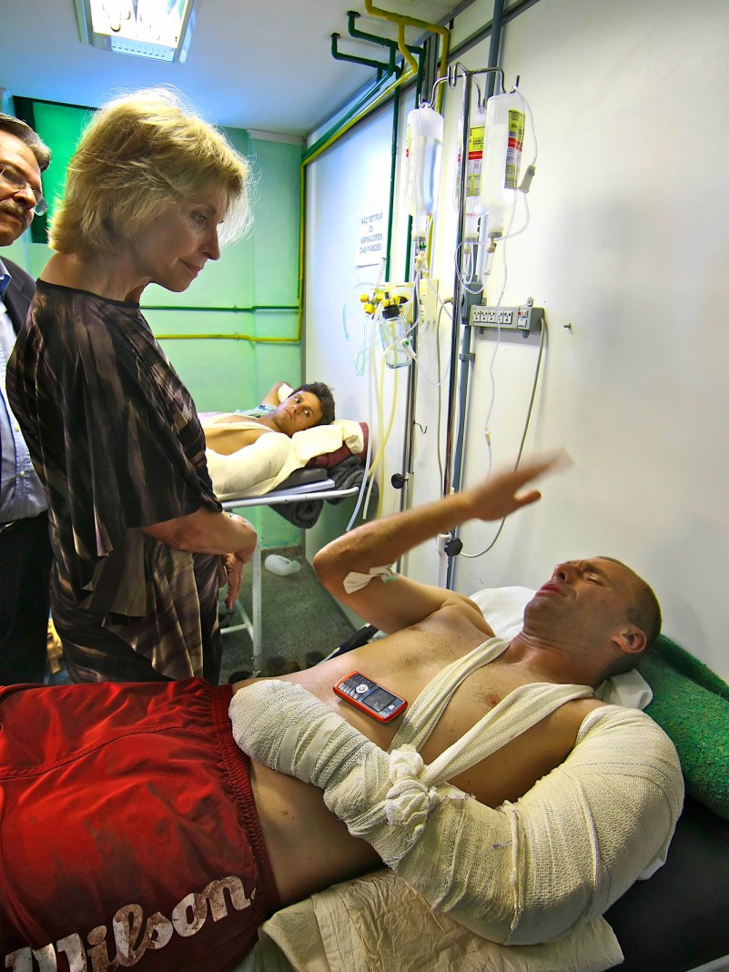 A governadora Yeda Crusius comparece ao hospital de pronto-socorro municipal de Pelotas para prestar solidariedade aos atletas da equipe de futebol do Grêmio Esportivo Brasil de Pelotas que ainda estão internados após o acidente que causou a morte de
