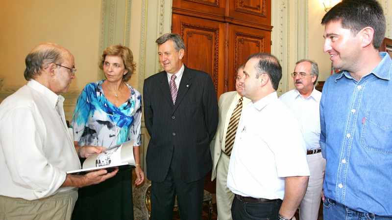 A governadora Yeda Crusius conversa com o senador Francisco Dornelles(PP - RJ) durante a audiência com a executiva do PP.