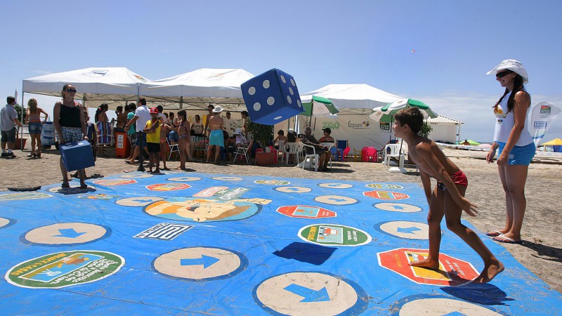 A Estação da Água Corsan é uma arena montada à beira-mar, com uma série de jogos lúdicos e brincadeiras como tobogã do lixo, escalada ecológica, túnel e caminho das águas, futebol de sabão entre outros. O projeto conta com apoio e participação da