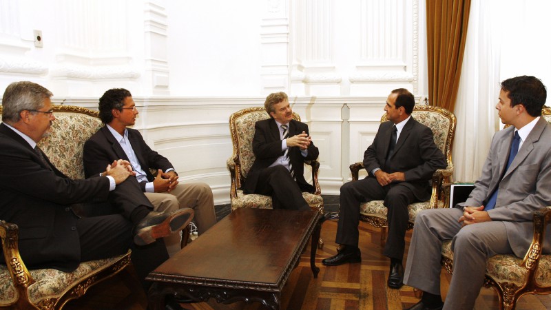 O chefe da Casa Civil, José Alberto Wenzel, durante reunião com o deputado Frederico Antunes recebe convite do Diretor da Souza Cruz Dr. Alex Barbosa para inauguração do Parque Gráfico de Cachoeirinha.