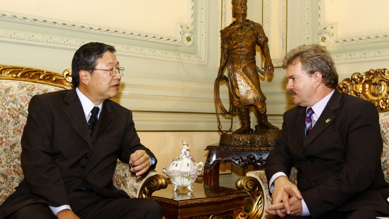 O chefe da Casa Civil, José Alberto Wenzel, recebe visita oficial do embaixador do Japão no Brasil, Ken Shimanouchi.