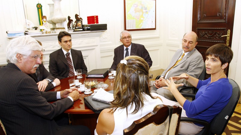 A presidente do Comitê de Ação Solidária, Tarsila Crusius acompanhada do Secretário da Saúde, Osmar Terra, recebe o Grupo Nestlé para confirmação de adesão a Campanha do Agasalho 2009.