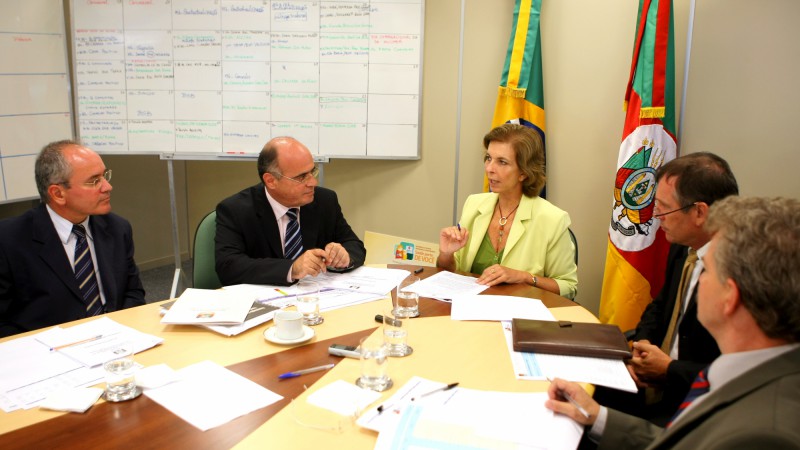 A governadora Yeda Crusius durante reuni&atilde;o de contratualiza&ccedil;&atilde;o de metas com integrantes da Secretaria de Planejamento e Gest&atilde;o onde a FEE mostrou porque o Rio Grande do Sul tem o melhor resultado de emprego do pa&iacute;s.