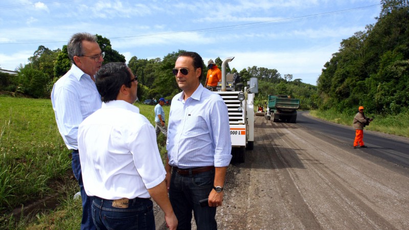 O secret&aacute;rio de Infra-Estrutura e Log&iacute;stica, Daniel Andrade, vistoria obras de recapeamento asfaltico na RSC 470 em Carlos Barbosa.