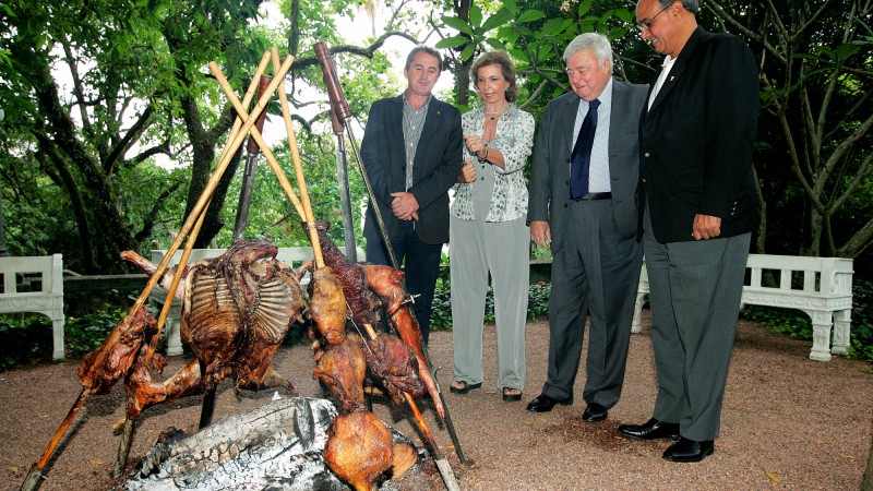 A governadora Yeda Crusius, acompanhada(esq/dir) do presidente da Federação Gaúcha de Futebol (FGF), Francisco Novelletto, do presidente da Confederação Brasileira de Futebol, Ricardo Teixeira, e do presidente da Federação Peruana de Futebol, Manoel