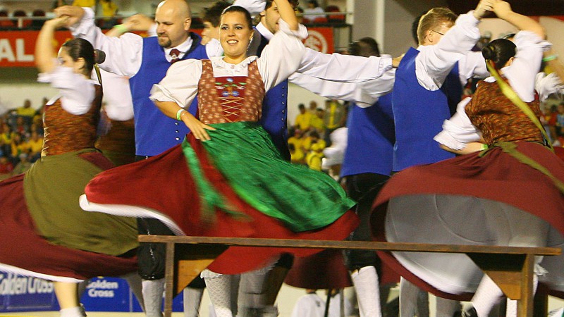 Uma s&eacute;rie de atra&ccedil;&otilde;es anima os torcedores que v&atilde;o assistir, nesta quarta-feira (1&ordm;) &agrave; noite, &agrave; partida das sele&ccedil;&otilde;es do Brasil e do Peru, v&aacute;lida pelas Eliminat&oacute;rias da Copa 2010 no est&aacute;dio Beira-Rio, em Porto Alegre.