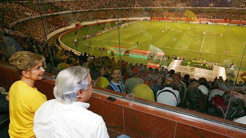 A governadora Yeda Crusius, acompanhada do deputado estadual, Paulo Odone, assiste a partida entre as sele&ccedil;&otilde;es do Brasil e do Peru, v&aacute;lida pelas Eliminat&oacute;rias da Copa da &Aacute;frica do Sul 2010, no est&aacute;dio Beira-Rio, em Porto Alegre.