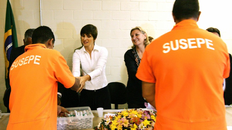 A presidente do Comitê de Ação Solidária, Tarsila Crusius, durante entrega de Certificados do Projeto Cozinha Brasil, na Penitenciaria Regional de Caxias do Sul.