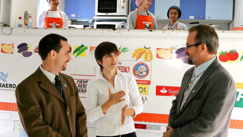 A presidente do Comitê de Ação Solidária, Tarsila Crusius visita a penitenciária Estadual de Rio Grande, onde foi instalado o curso do Projeto Cozinha Brasil.