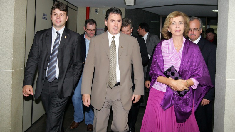 A governadora Yeda Crusius, acompanhada do ex-presidente, Elir Girardi(c) e do novo presidente da Famurs, Marcos Vinicios de Almeida, durante solenidade em comemora&ccedil;&atilde;o aos 33 anos da Federa&ccedil;&atilde;o das Associa&ccedil;&otilde;es de Munic&iacute;pios do Rio Grande do Sul (Famurs).