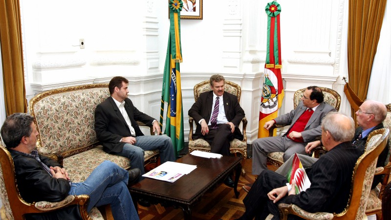 O chefe da Casa Civil, Jos&eacute; Alberto Wenzel, durante reuni&atilde;o com o secret&aacute;rio de Desenvolvimento Territorial do Minist&eacute;rio do Desenvolvimento Agr&aacute;rio, Humberto Oliveira, sobre o Programa Territ&oacute;rios da Cidadania.
