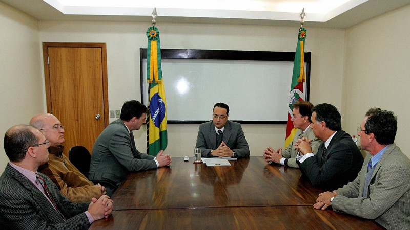 O Secretario de Infraestrutura e Log&iacute;stica, Daniel Andrade, durante assinatura da ordem de servi&ccedil;o para recupera&ccedil;&atilde;o da pista do Aeroporto de Santo &Acirc;ngelo.
