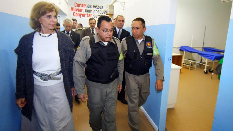 A governadora Yeda Crusius, durante visita às instalações do Presídio Central de Porto Alegre.