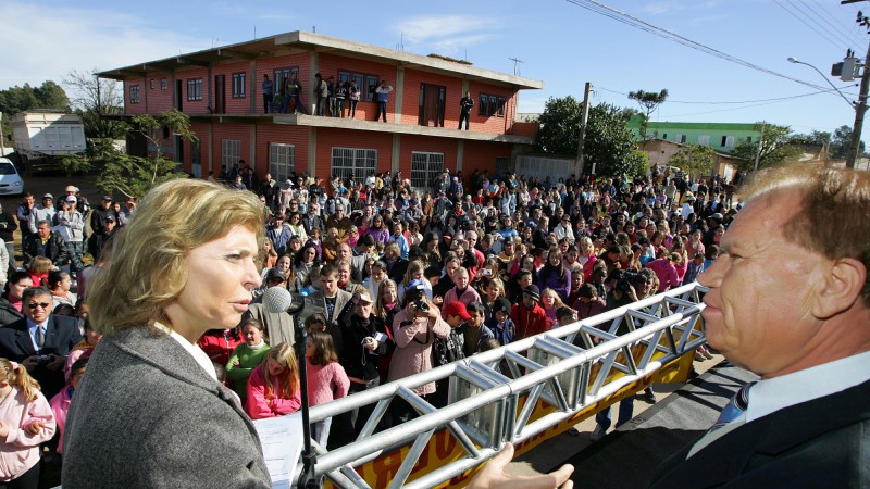 Governadora Yeda Crusius, acompanhada do prefeito Nelino Venske, durante solenidade de inauguração da pavimentação da travessia de Chuvisca - RS-350.
