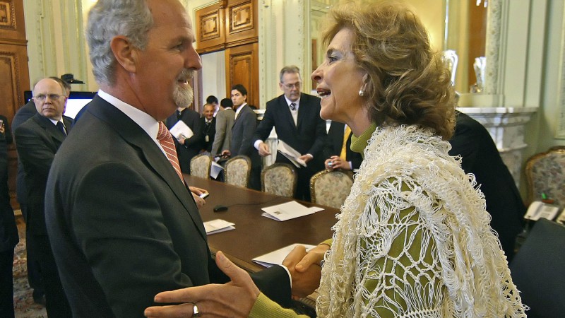 A governadora Yeda Crusius, cumprimenta o diretor presidente da Associação dos Portos de Amsterdã (Amport), Wim Ruijgh, antes do início da realização de videoconferência com o ministro dos Transportes, Obras Públicas e Manejo da Água dos Países Baixos,