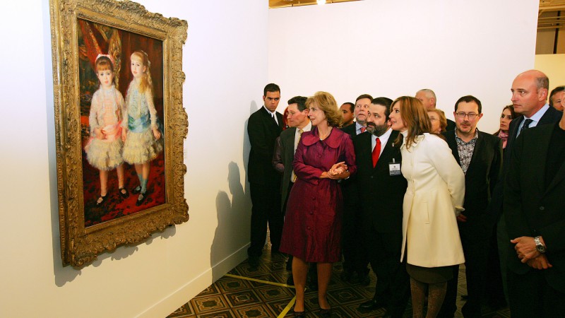 A governadora Yeda Crusius, observa o quadro Cahen dAnvers, de Renoir, conhecido como Rosa e Azul durante sua visita a exposição Arte na França 1860 - 1960: O Realismo, no Museu de Arte do Rio Grande do Sul (Margs).