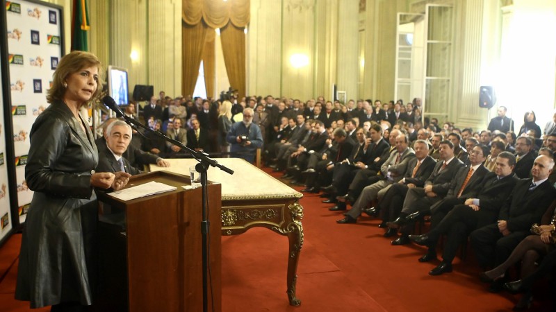 A governadora Yeda Crusius, em seu discurso durante a cerimônia para o anúncio de investimentos da GM no RS.