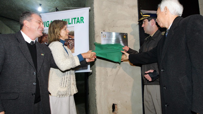 A governadora Yeda Crusius, acompanhada(esq/dir) do secretário de Obras Públicas, José Carlos Breda, do comandante-geral da Brigada Militar, coronel João Carlos Trindade Lopes e do secretário da Segurança Pública, Gen. Edson Goularte, durante sua chegada