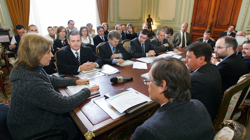 A governadora Yeda Crusius em audiência com integrantes da Junta de Coordenação Orçamentária e Financeira do Estado(JUNCOF), em seu gabinete, no Palácio Piratini.