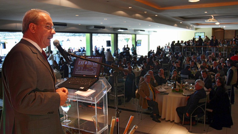 O secretário da Agricultura, Pecuária, Pesca e Agronegócio, João Carlos Machado em seu discurso durante o lançamento da Expointer 2009, no Restaurante Internacional do Parque Assis Brasil, em Esteio.