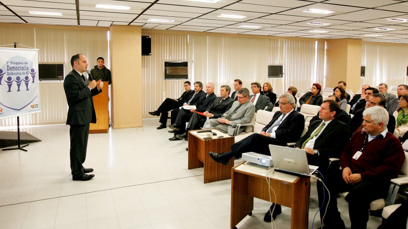 O secret&aacute;rio Geral de Governo, Erik Camarano, durante coletiva para divulga&ccedil;&atilde;o da pesquisa deliberativa, no Centro Administrativo Fernando Ferrari (CAFF).